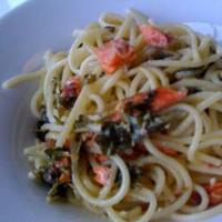 Quick and Easy Spaghetti with Smoked Salmon and Parsley in Cream Sauce_image