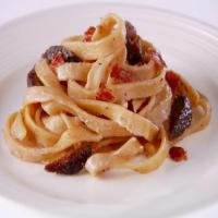 Fresh Fettuccine with Figs, Prosciutto and Goat Cheese_image