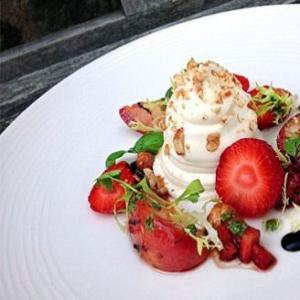 Goat's Cheese Salad with Grilled Plumbs_image