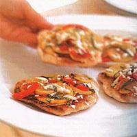Grilled Smoked-Mozzarella and Yellow Squash Pizzettes_image