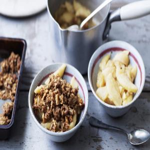 Apple crumble with walnuts_image