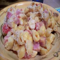 Spicy Ham and Tomato Macaroni and Cheese Casserole image