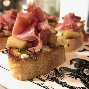 Pear and Prosciutto Bruschetta_image