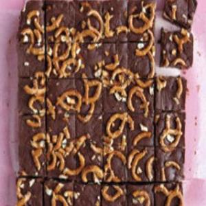 Easy Chocolate Fudge with Pretzels_image