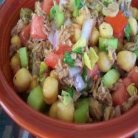 Quick and Simple Tuna and Garbanzo Salad_image