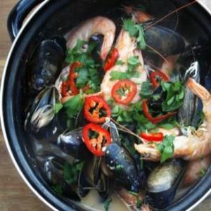 Thai mussels and prawn pot_image