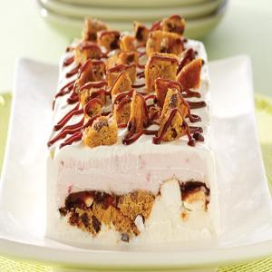 Pastel de helado de vanilla y fresa en capas_image