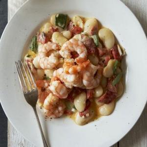 Creamy butter beans with quick fried prawns_image