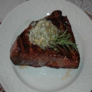 Gorgonzola-Pine Nut-Herb Butter Steak_image