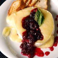 BAKED BRIE WITH CRANBERRY CHUTNEY_image