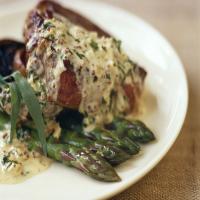 Steak with Herby Cream Sauce_image