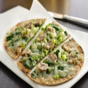 Chicken Sausage, Spinach and Swiss Pizzas_image