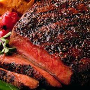 Blackened Rib Eye Steak With Creamy Horseradish Sauce_image