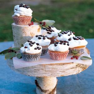 Huckleberry Cupcakes with Sweet Cream_image