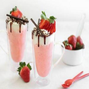 Microwave Strawberry Cream Mug Cake for Two_image