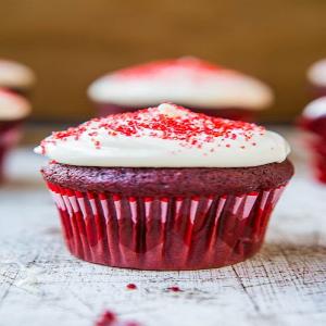 Red Velvet Cupcakes with Vanilla Cream Cheese Frosting_image