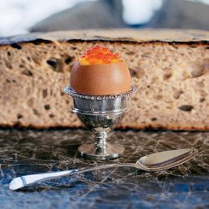 Scrambled Eggs with Salmon Roe in Eggshell Cups_image