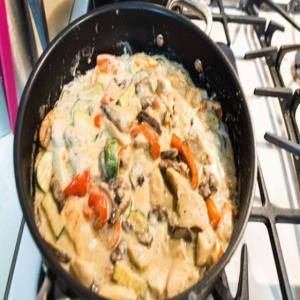Easy Chicken with Mushrooms and Zucchini in Cream Sauce Recipe_image