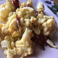Keto Cauliflower, Eggs, and Bacon Salad_image