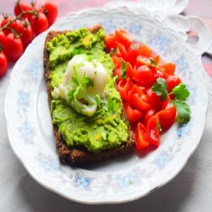 Healthy Avocado & Poached Egg Breakfast_image