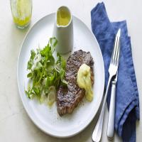 Steak with béarnaise sauce and watercress, rocket and shallot salad_image