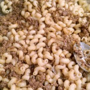 Cheesy Macaroni and Beef Casserole with Thyme_image