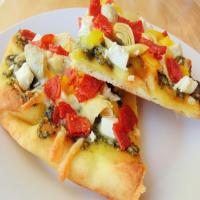 Artichoke, Pesto, and Garlic Naan Bread Pizza_image