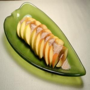 Apple Slices With Cinnamon Sugar_image