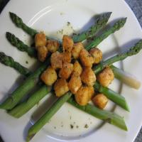 Scallops on Asparagus Spears With Wine Reduction_image
