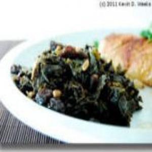 Spinach with Pine Nuts and Raisins_image