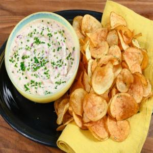 Homemade Rosemary Potato Chips with Charred Onion Dip_image