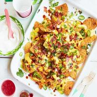 Bacon nachos with cheese sauce_image