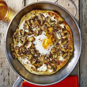 Frying pan pizza bianco with mushrooms & egg_image