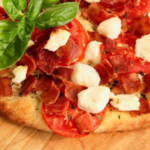 Naan Bread Goat Cheese and Tomato Pizza_image