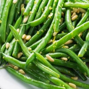 BONNIE'S GREEN BEANS WITH PINE NUTS AND BACON_image