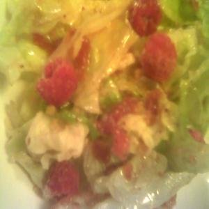 Mixed Greens with Raspberries and Walnuts_image