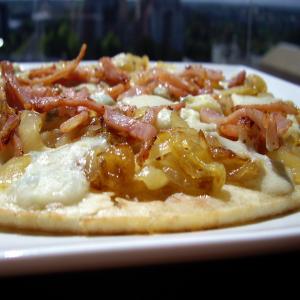 Caramelized Onion & Gorgonzola Pizza_image