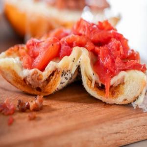 Chicago-Style Deep-Dish Pizza Bagel_image