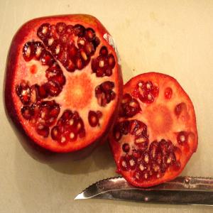 Seeding a Pomegranate - Step by Step image