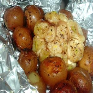 Roasted Garlic Heads and New Potatoes With Rosemary_image