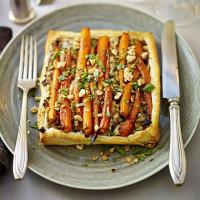 Golden-glazed carrot, mushroom & hazelnut tart_image