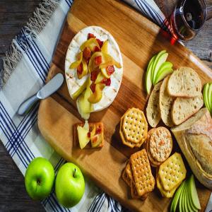 Baked brie with maple-bacon apples_image