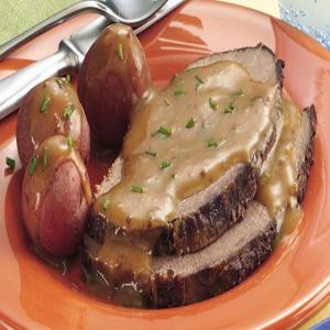 Slow-Cooker Bavarian Beef Roast with Gravy_image