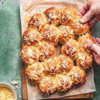 Cheese, chive & ham tear-and-share bread image