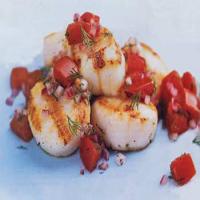Grilled Scallops with Tomato-Onion Relish_image