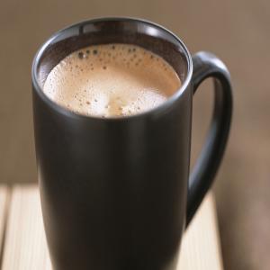 Taza de chocolate caliente con canela_image