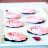 Chocolate Dipped-Strawberry Meringue Roses_image