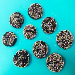 Chocolate fudge sprinkle-crinkle biscuits_image