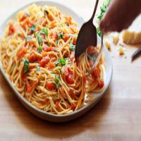 Spaghetti With Fresh Tomato and Basil Sauce image