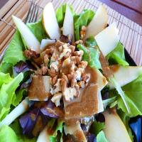 Baby Greens With Pears, Gorgonzola and Pecans_image
